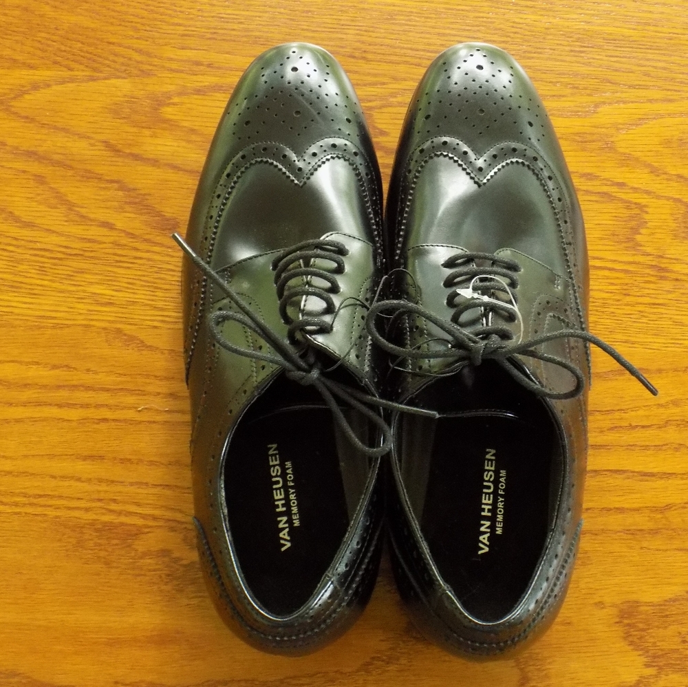 Mens size 11 Wing Tip Shoes